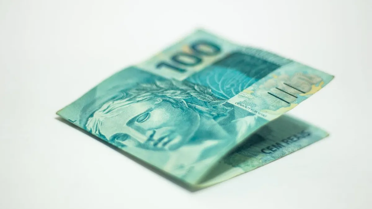 Detailed image of a Brazilian 100 real banknote, close-up view for finance and currency themes.